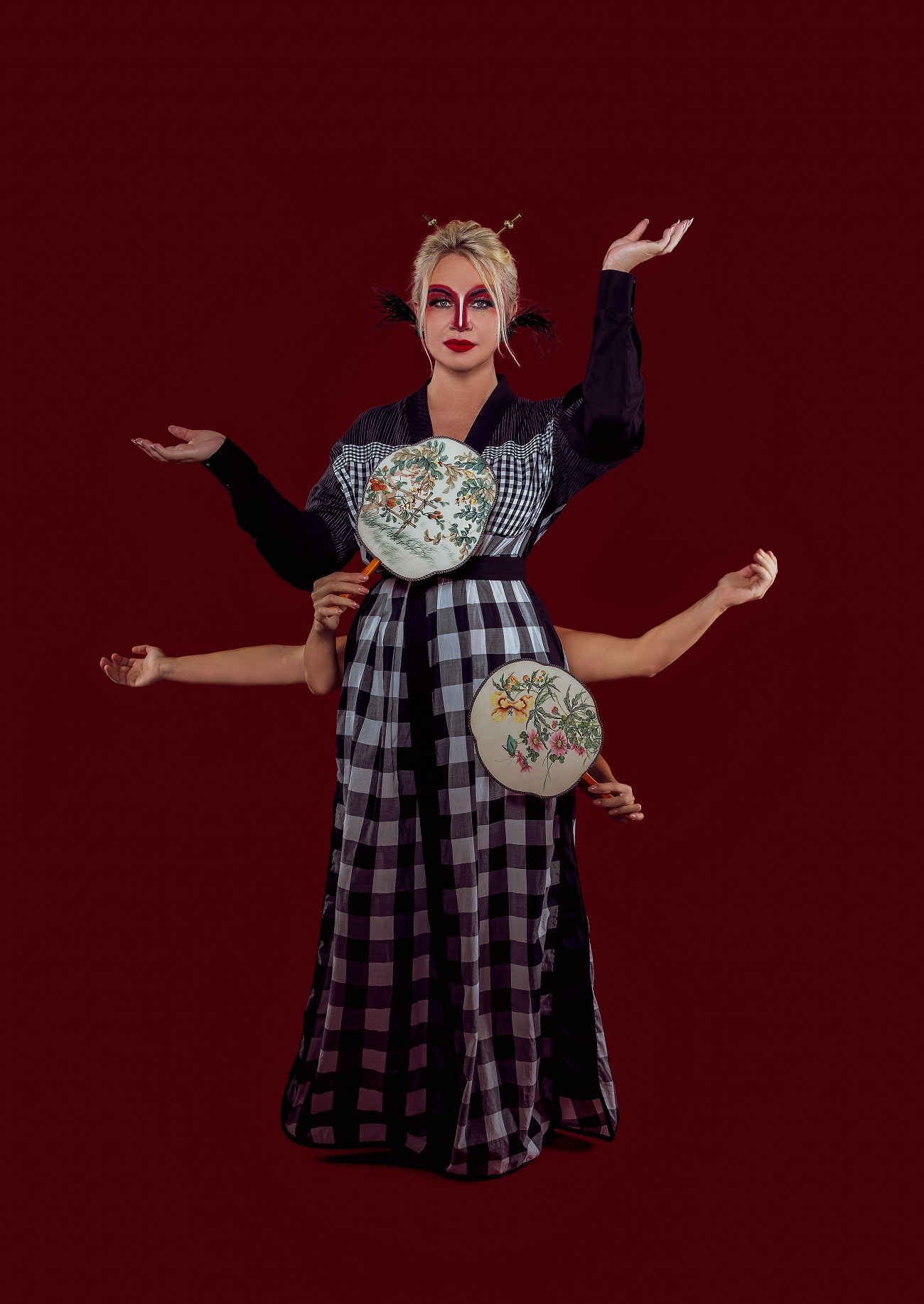 Українська співачка в образі гейші презентувала пісню для тих, хто святкує день народження наодинці